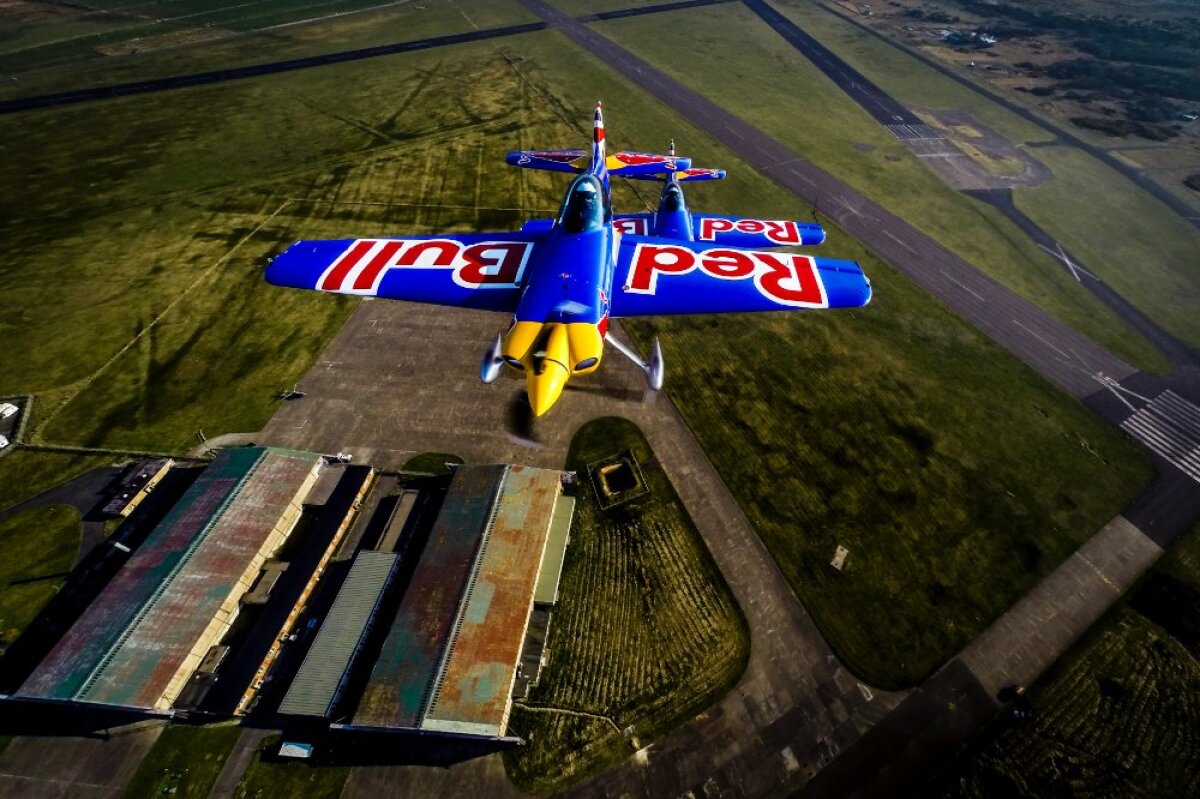 FOTO&VIDEO Zbor nebun de record mondial » Doi piloţi britanici au zburat în formaţie prin interiorul unui hangar!