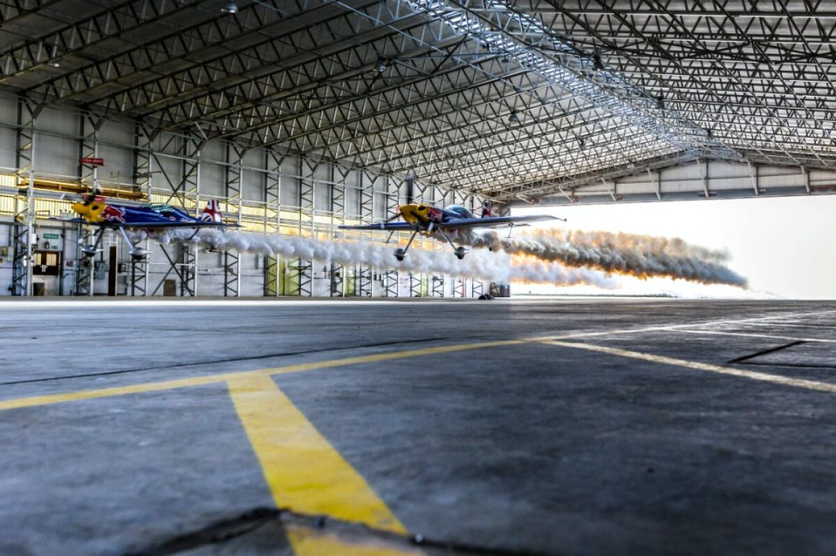FOTO&VIDEO Zbor nebun de record mondial » Doi piloţi britanici au zburat în formaţie prin interiorul unui hangar!