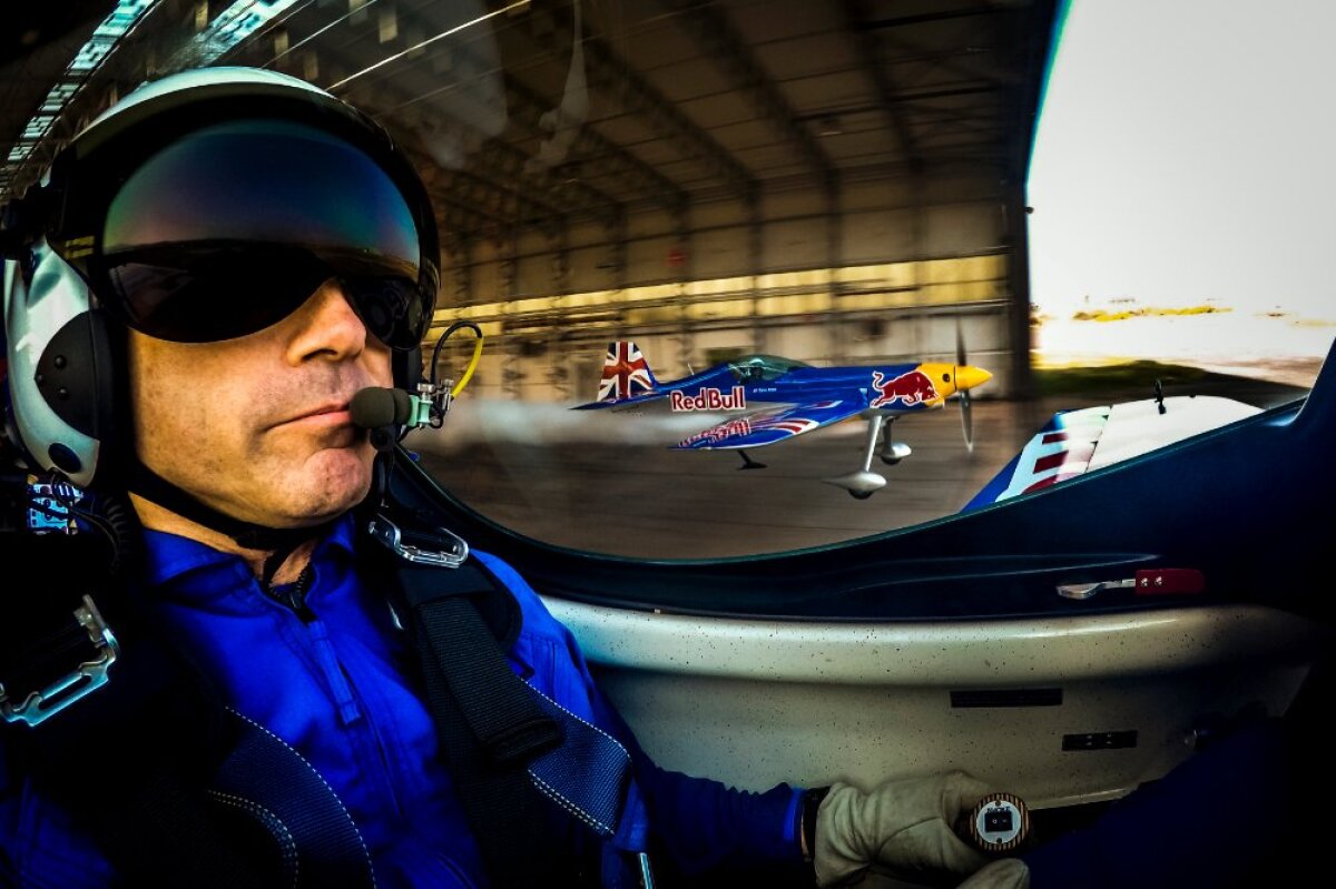 FOTO&VIDEO Zbor nebun de record mondial » Doi piloţi britanici au zburat în formaţie prin interiorul unui hangar!