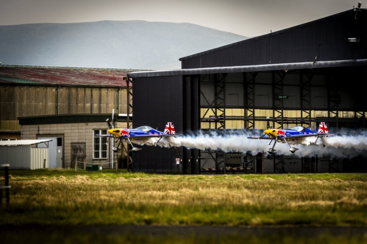 FOTO&VIDEO Zbor nebun de record mondial » Doi piloţi britanici au zburat în formaţie prin interiorul unui hangar!