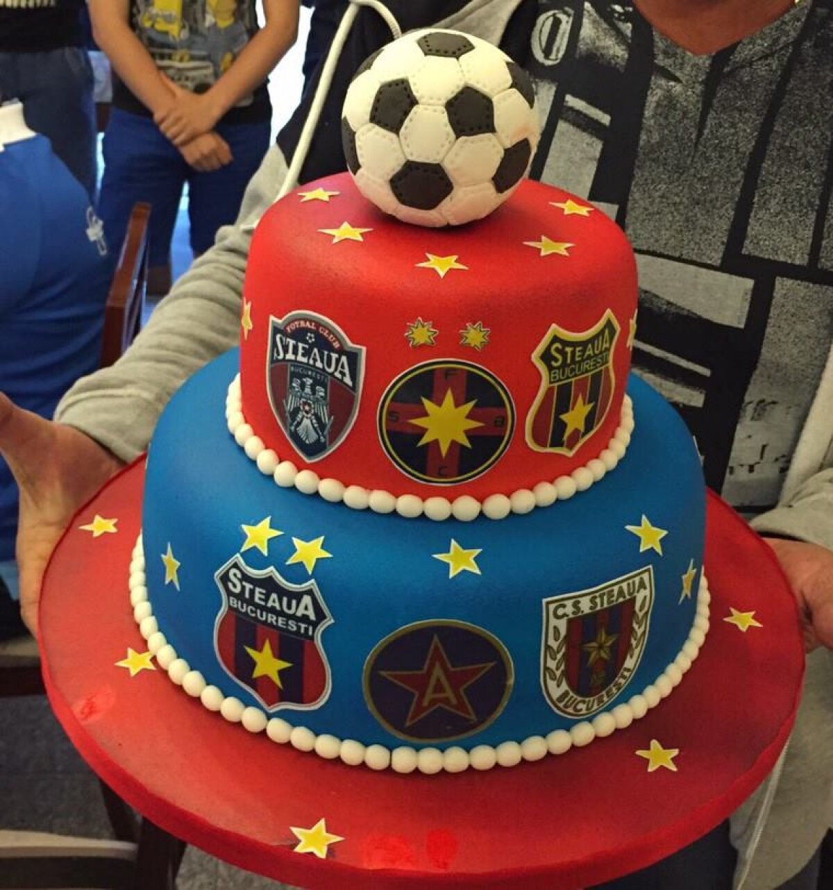 FOTO Surpriză pentru steliști în ultima seară la Săcele » Le-au fost puse pe masă toate siglele :)