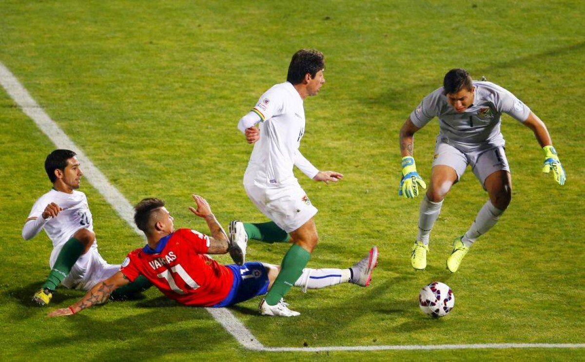 FOTO Super eroii Alexis Sanchez și Arturo Vidal »  Cum s-au transformat zidurile din Santiago de Chile pentru Copa America :D