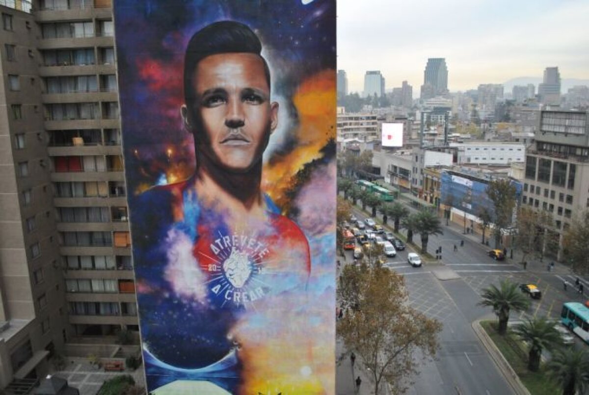 FOTO Super eroii Alexis Sanchez și Arturo Vidal »  Cum s-au transformat zidurile din Santiago de Chile pentru Copa America :D