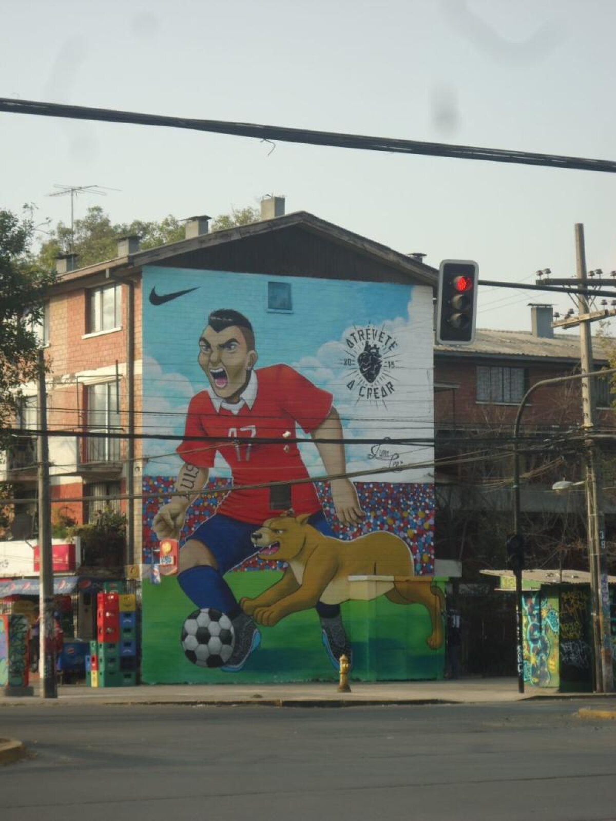 FOTO Super eroii Alexis Sanchez și Arturo Vidal »  Cum s-au transformat zidurile din Santiago de Chile pentru Copa America :D