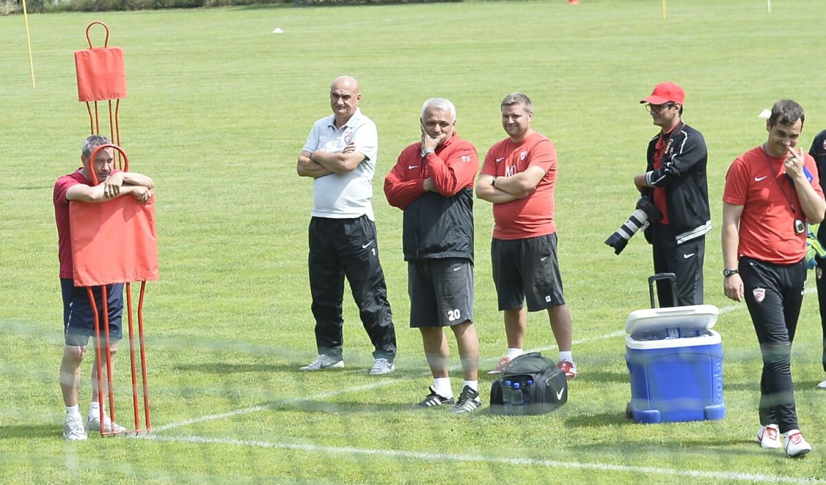 FOTO Îşi umflă muşchii » Dinamoviştii au asudat dimineaţă vreme de jumătate de oră la exerciţiile fizice