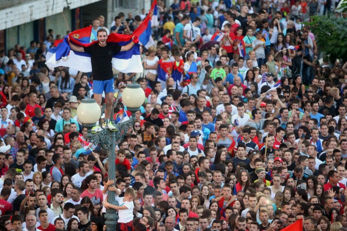 FOTO+VIDEO Nebunie în Serbia » 50.000 de oameni au ieșit în stradă pentru a întîmpina naționala U20 campioană mondială 