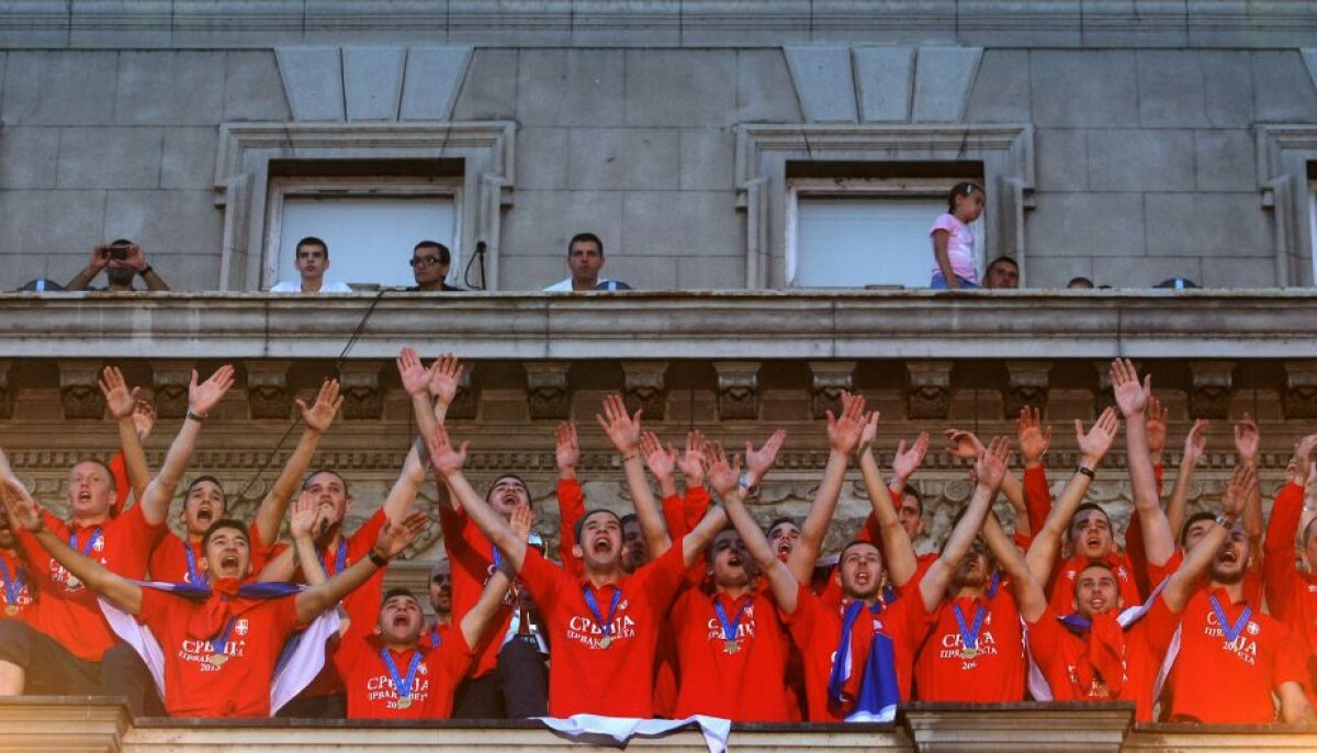 FOTO+VIDEO Nebunie în Serbia » 50.000 de oameni au ieșit în stradă pentru a întîmpina naționala U20 campioană mondială 