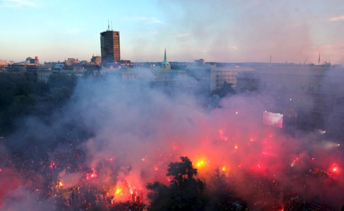 FOTO+VIDEO Nebunie în Serbia » 50.000 de oameni au ieșit în stradă pentru a întîmpina naționala U20 campioană mondială 