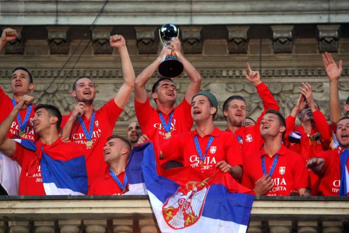 FOTO+VIDEO Nebunie în Serbia » 50.000 de oameni au ieșit în stradă pentru a întîmpina naționala U20 campioană mondială 