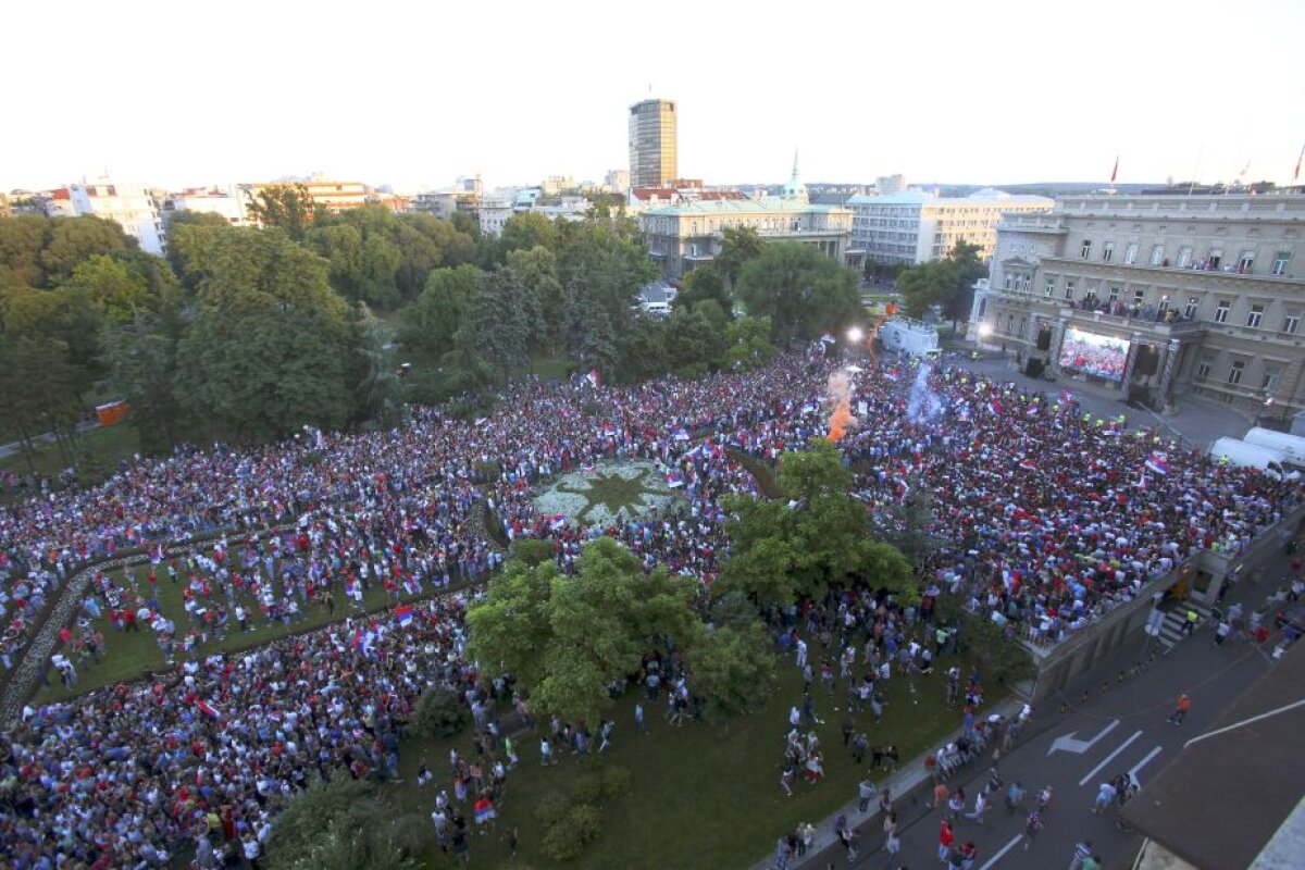 FOTO+VIDEO Nebunie în Serbia » 50.000 de oameni au ieșit în stradă pentru a întîmpina naționala U20 campioană mondială 