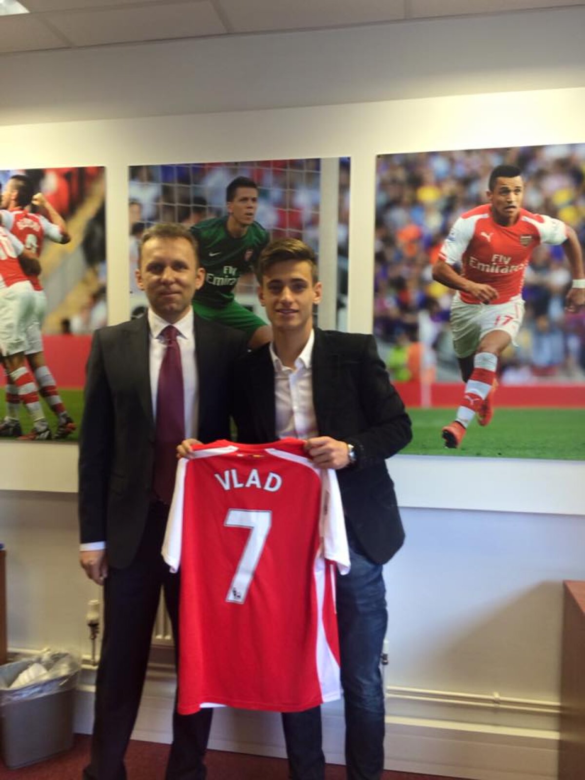 VIDEO și FOTO Premieră pentru fotbalul românesc! Primul jucător român care ajunge la Arsenal » A fost prezentat azi