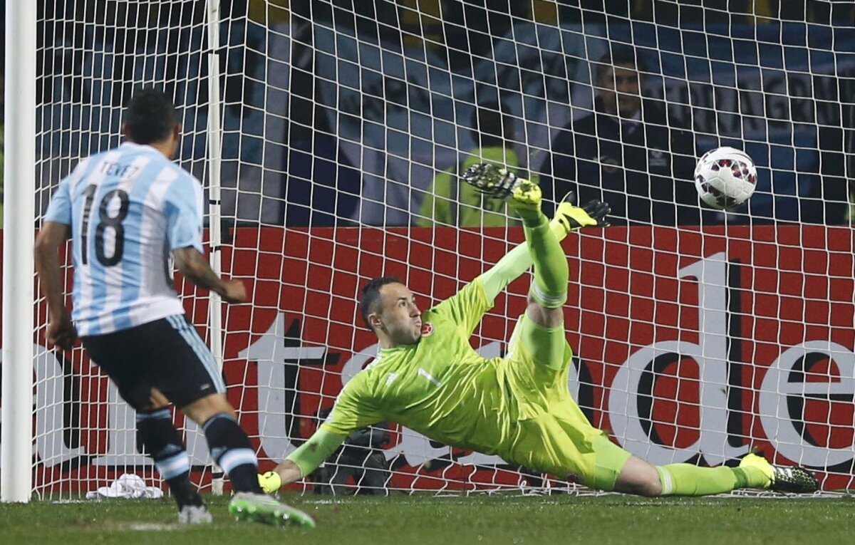 VIDEO Tevez se întoarce la Boca și salvează Argentina » Carlitos a marcat penalty-ul decisiv în sfertul cu Columbia