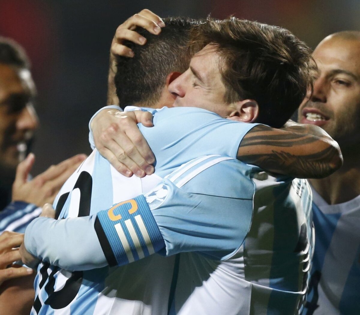 VIDEO Tevez se întoarce la Boca și salvează Argentina » Carlitos a marcat penalty-ul decisiv în sfertul cu Columbia