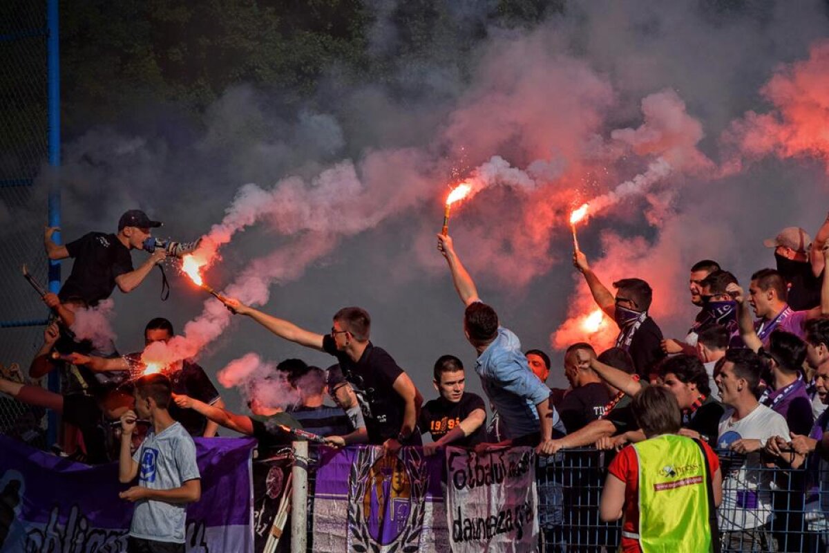 FOTO şi VIDEO Au "aprins" stadionul! » ASU Politehnica Timişoara, echipa suporterilor, a promovat în Liga a 3-a