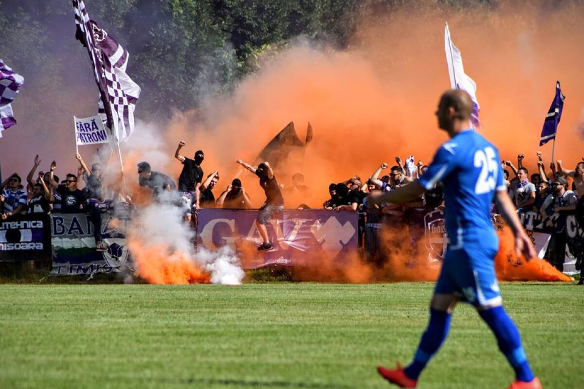 FOTO şi VIDEO Au "aprins" stadionul! » ASU Politehnica Timişoara, echipa suporterilor, a promovat în Liga a 3-a