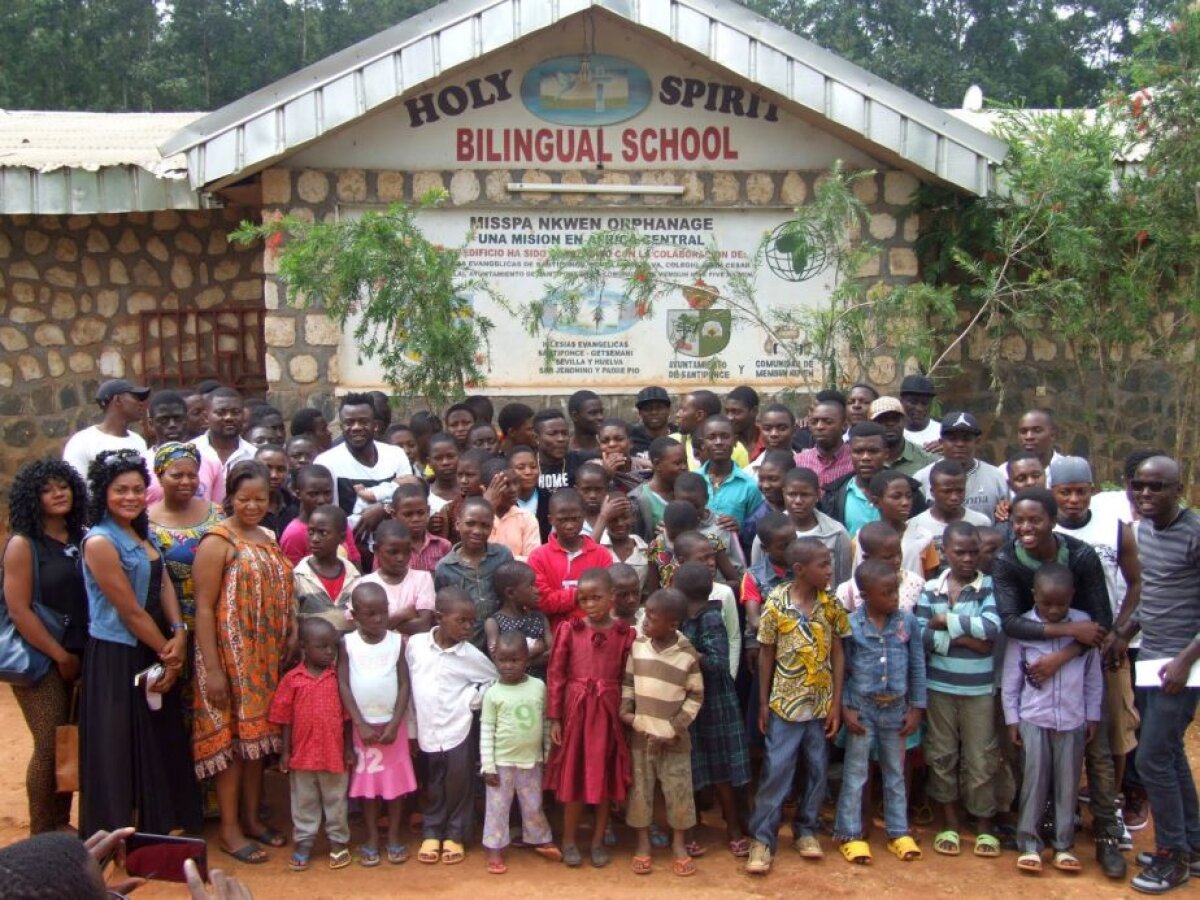 FOTO Imagini impresionante din Camerun » Dinamovistul Collins Fai a luat parte la o acțiune caritabilă