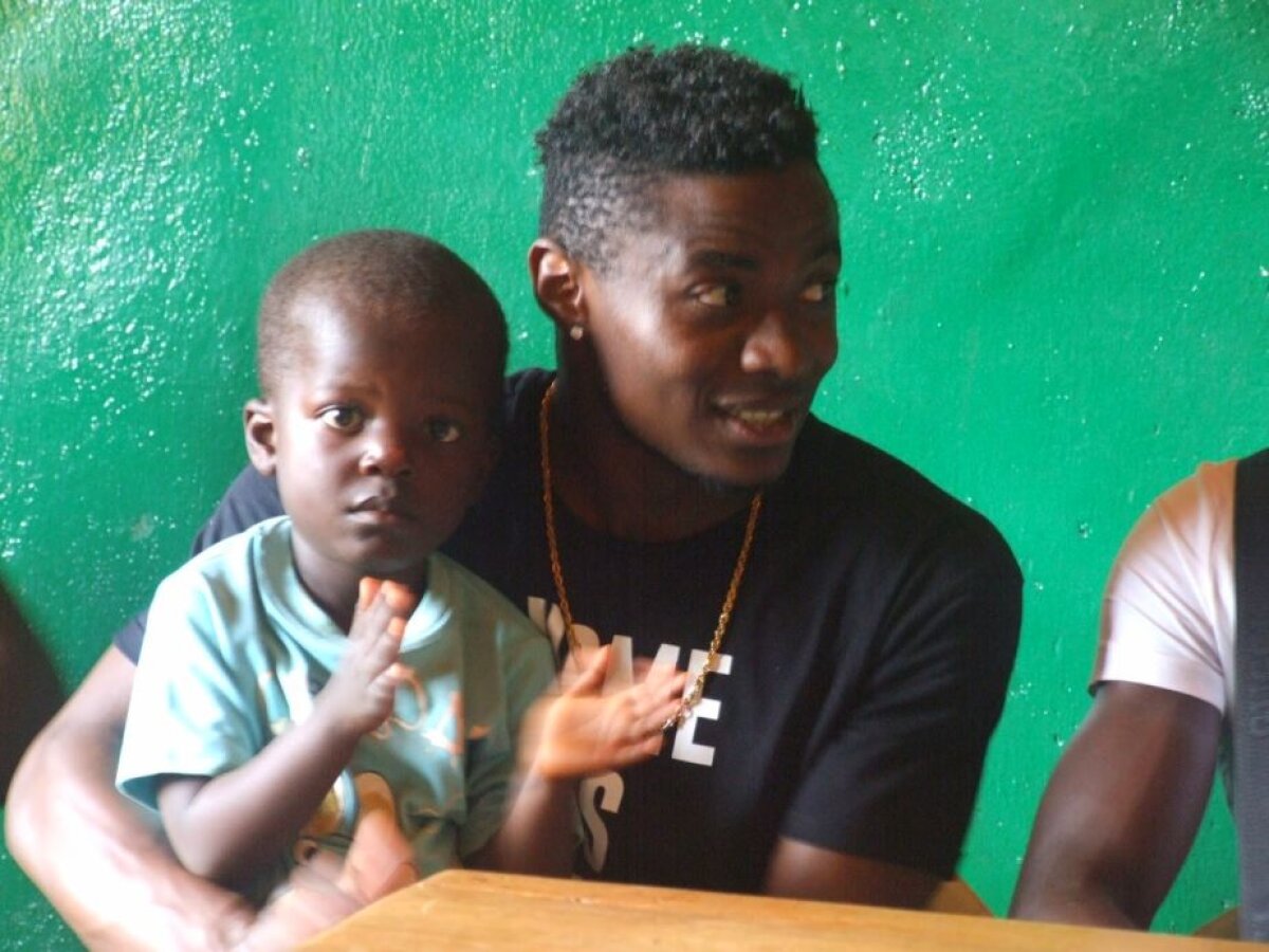 FOTO Imagini impresionante din Camerun » Dinamovistul Collins Fai a luat parte la o acțiune caritabilă