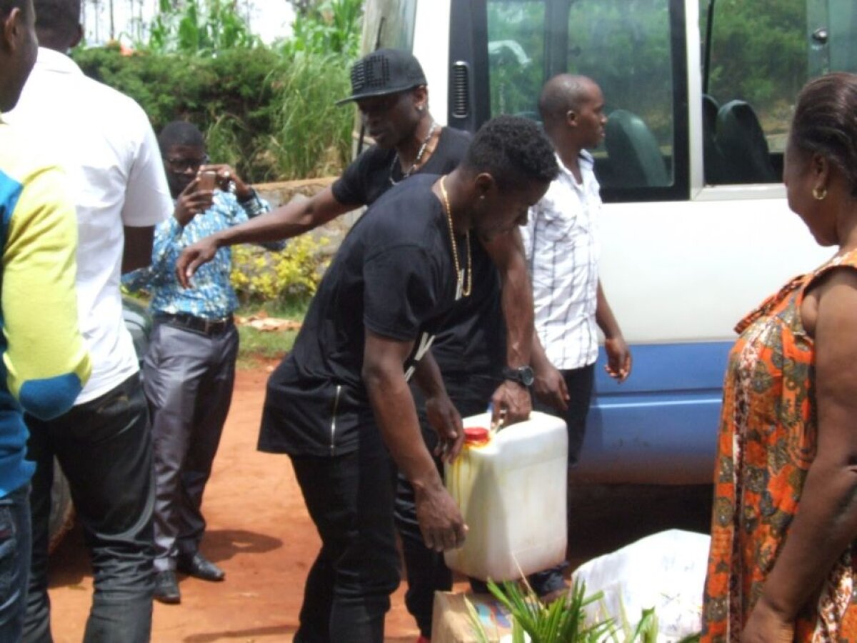 FOTO Imagini impresionante din Camerun » Dinamovistul Collins Fai a luat parte la o acțiune caritabilă