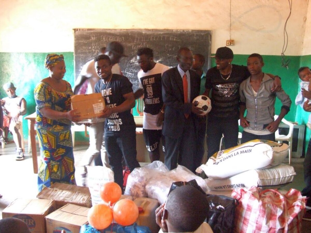 FOTO Imagini impresionante din Camerun » Dinamovistul Collins Fai a luat parte la o acțiune caritabilă