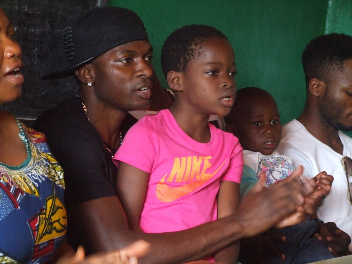 FOTO Imagini impresionante din Camerun » Dinamovistul Collins Fai a luat parte la o acțiune caritabilă