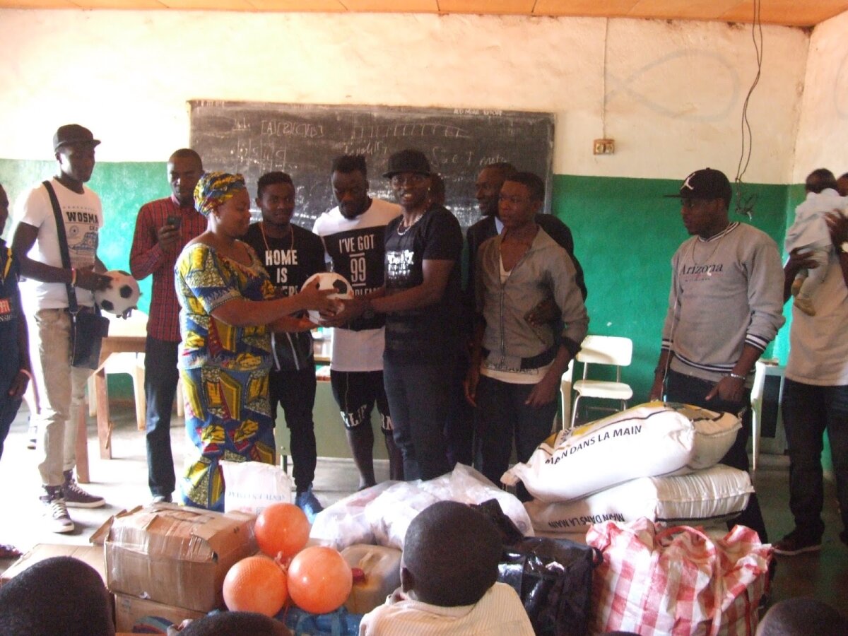 FOTO Imagini impresionante din Camerun » Dinamovistul Collins Fai a luat parte la o acțiune caritabilă