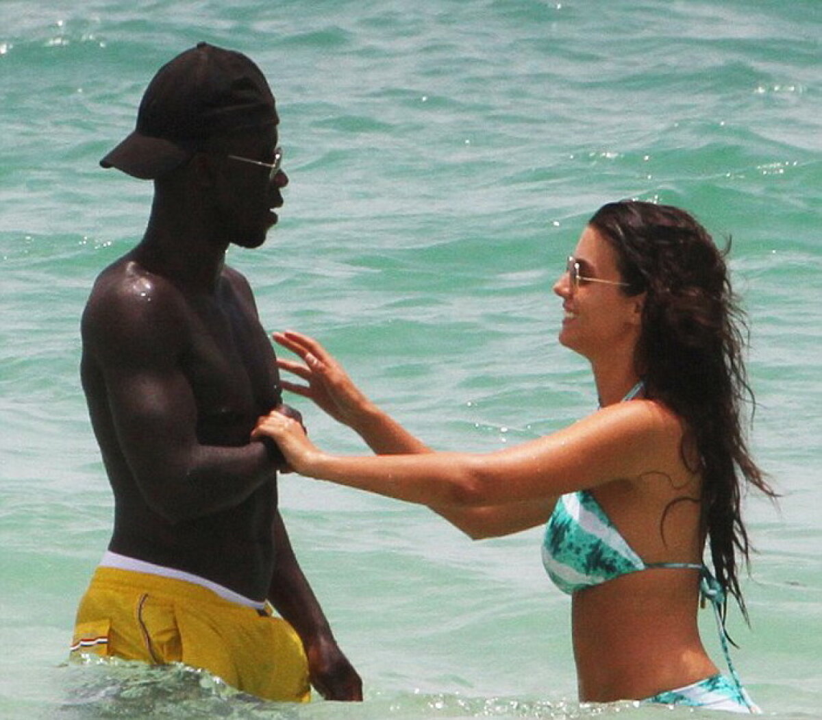 Scene fierbinți pe plajă! Un fotbalist și iubita s-au abținut cu greu de la prostii