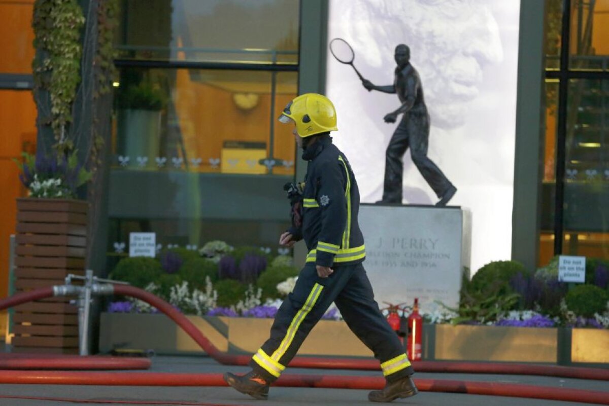 FOTO Pericol la Wimbledon » Pompierii au fost obligaţi să intervină din cauza unui incendiu în zona terenului central