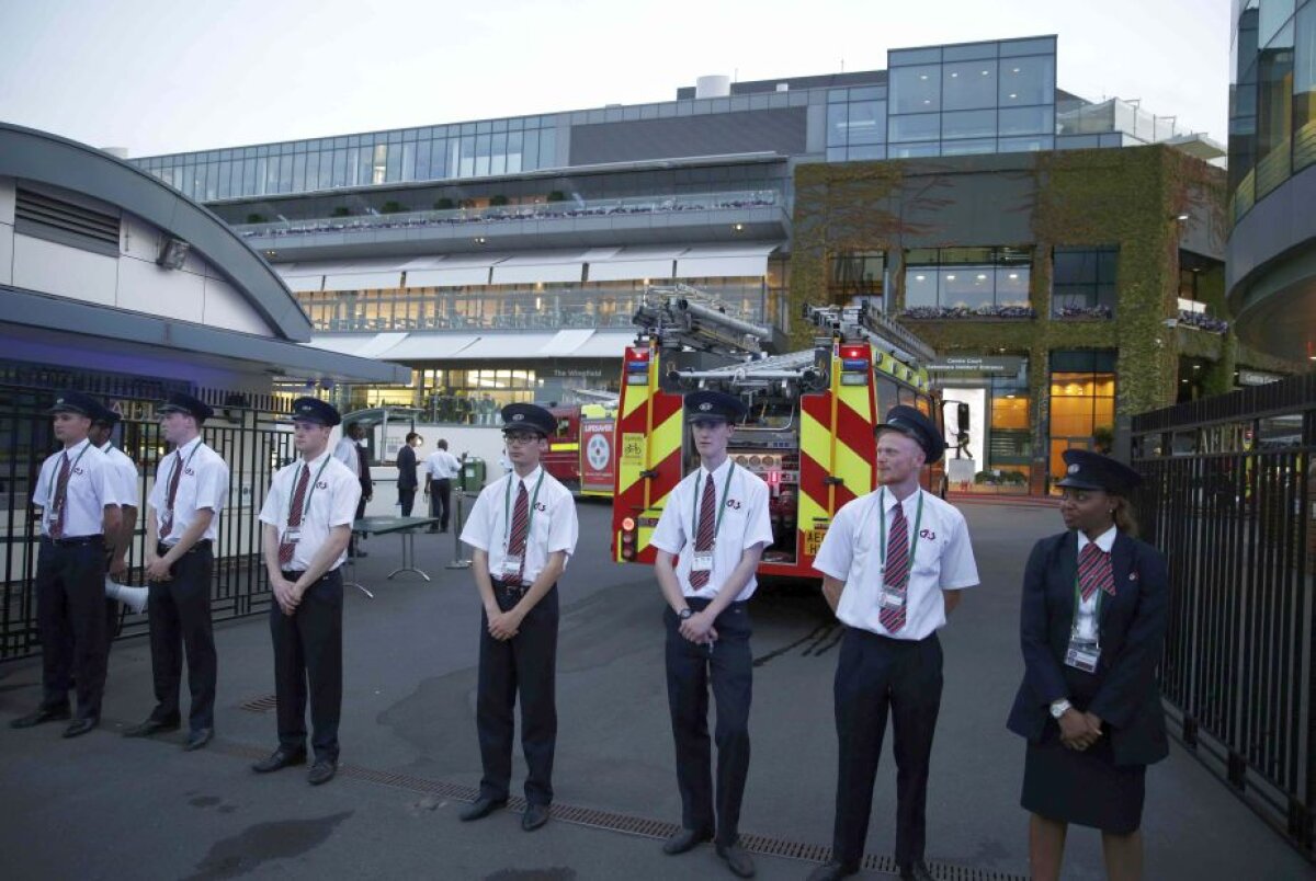 FOTO Pericol la Wimbledon » Pompierii au fost obligaţi să intervină din cauza unui incendiu în zona terenului central