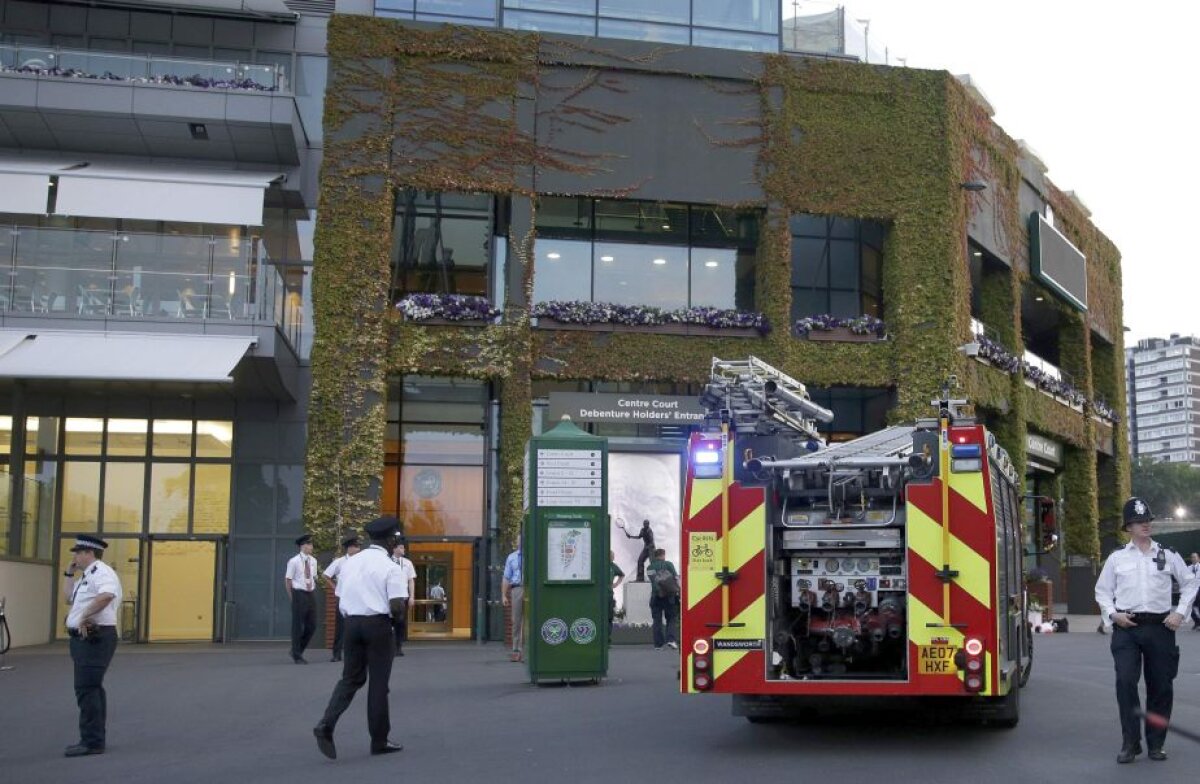 FOTO Pericol la Wimbledon » Pompierii au fost obligaţi să intervină din cauza unui incendiu în zona terenului central