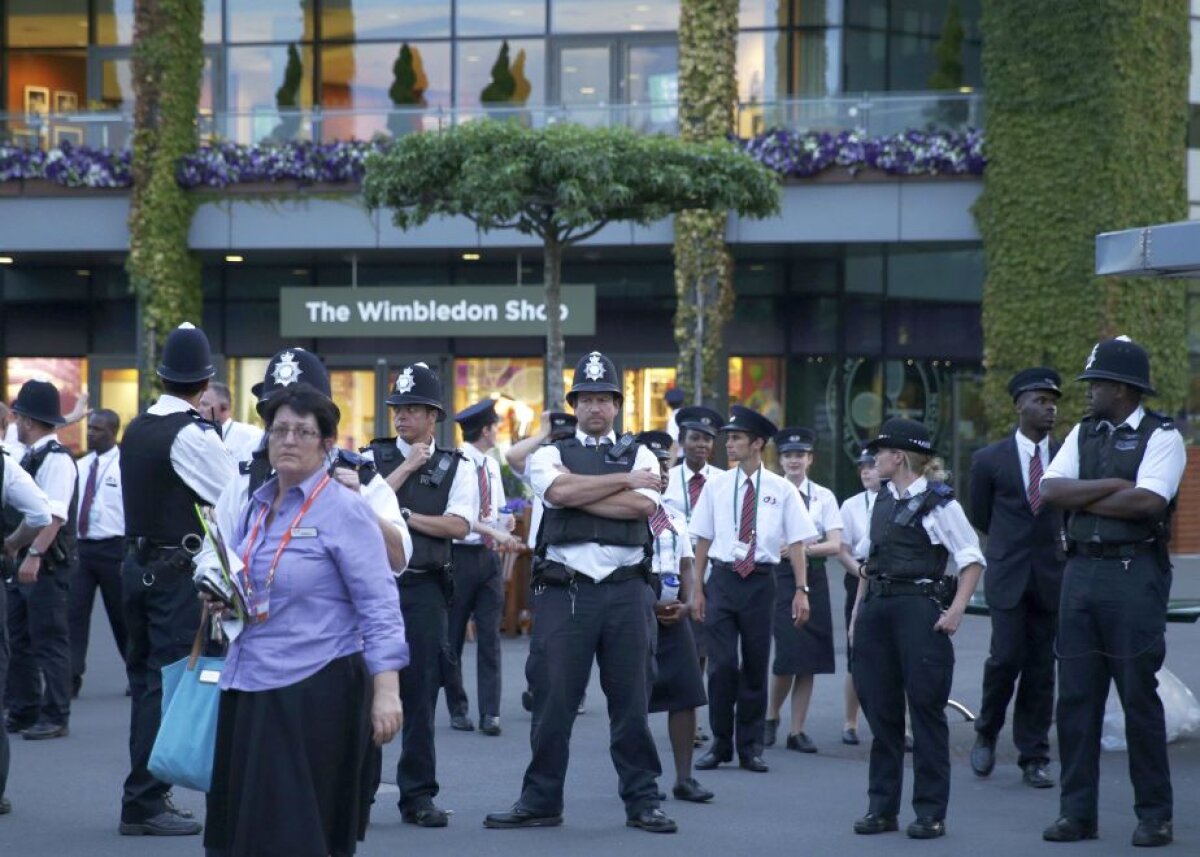 FOTO Pericol la Wimbledon » Pompierii au fost obligaţi să intervină din cauza unui incendiu în zona terenului central