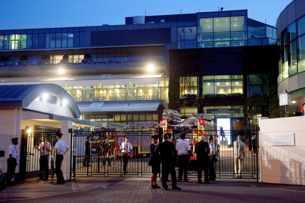 FOTO Pericol la Wimbledon » Pompierii au fost obligaţi să intervină din cauza unui incendiu în zona terenului central