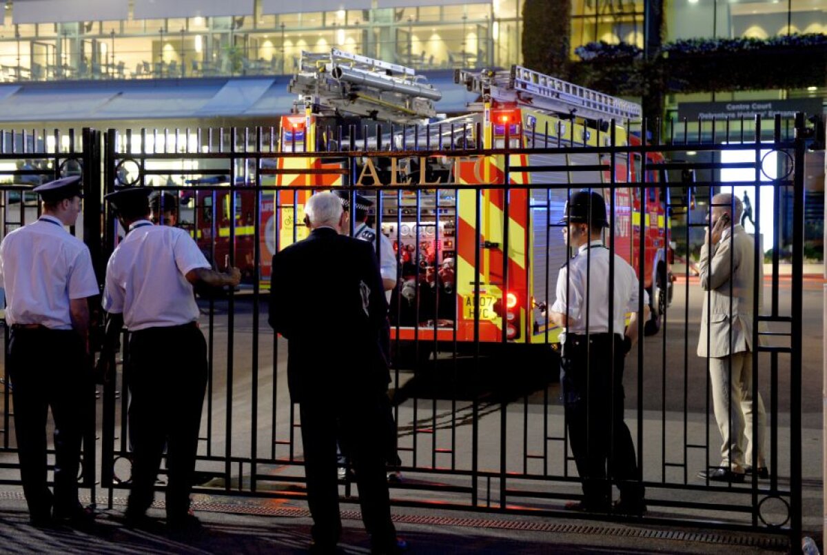FOTO Pericol la Wimbledon » Pompierii au fost obligaţi să intervină din cauza unui incendiu în zona terenului central