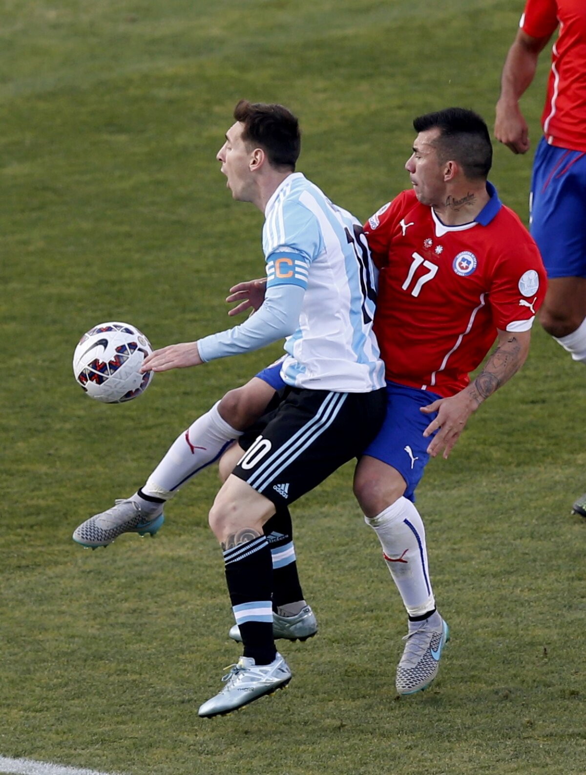 FOTO+VIDEO Argentinienii au cerut un cartonaș roșu pentru chilieni la o intrare urîtă asupra lui Messi