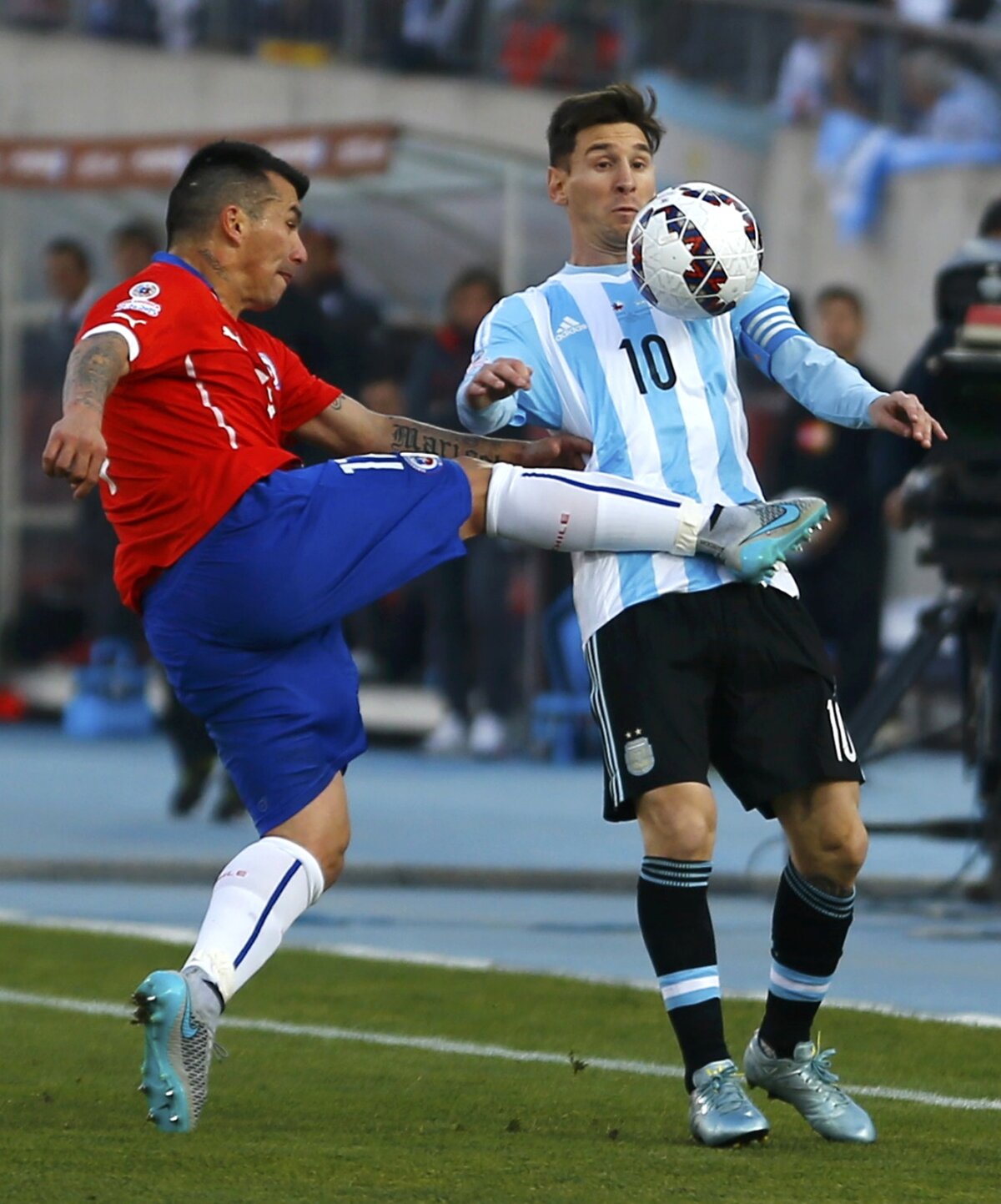 FOTO+VIDEO Argentinienii au cerut un cartonaș roșu pentru chilieni la o intrare urîtă asupra lui Messi
