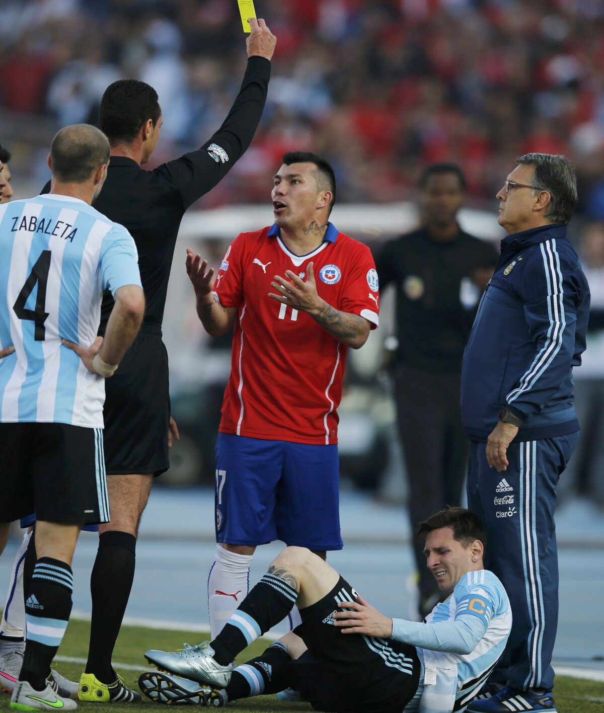 FOTO+VIDEO Argentinienii au cerut un cartonaș roșu pentru chilieni la o intrare urîtă asupra lui Messi