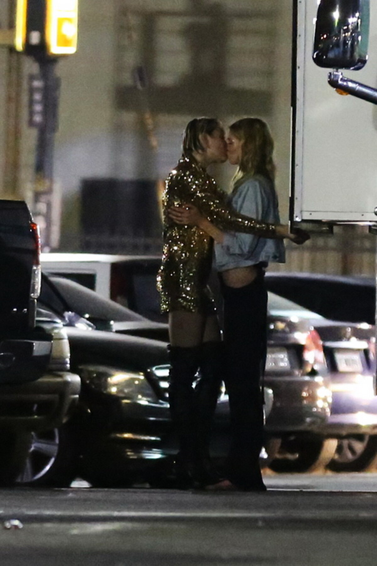 Miley Cyrus, sărut pasional cu un model Victoria's Secret