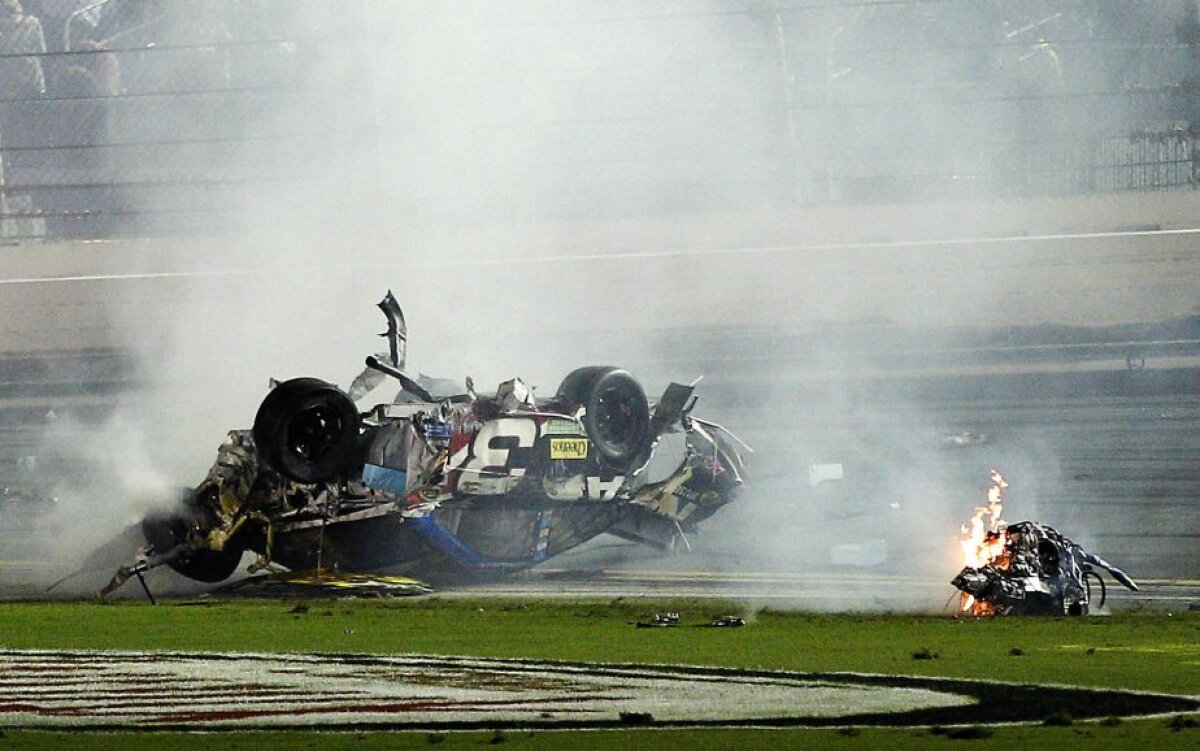 VIDEO și FOTO Momente teribile în Nascar » O maşină a zburat direct în gardul de protecţie