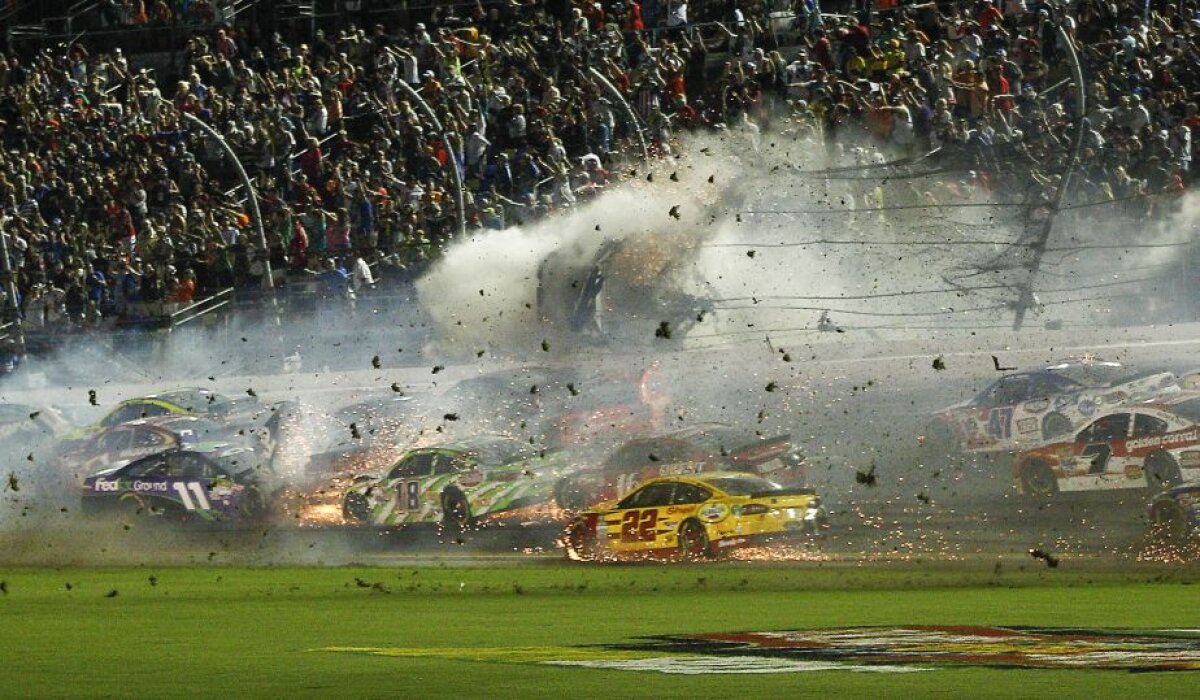 VIDEO și FOTO Momente teribile în Nascar » O maşină a zburat direct în gardul de protecţie