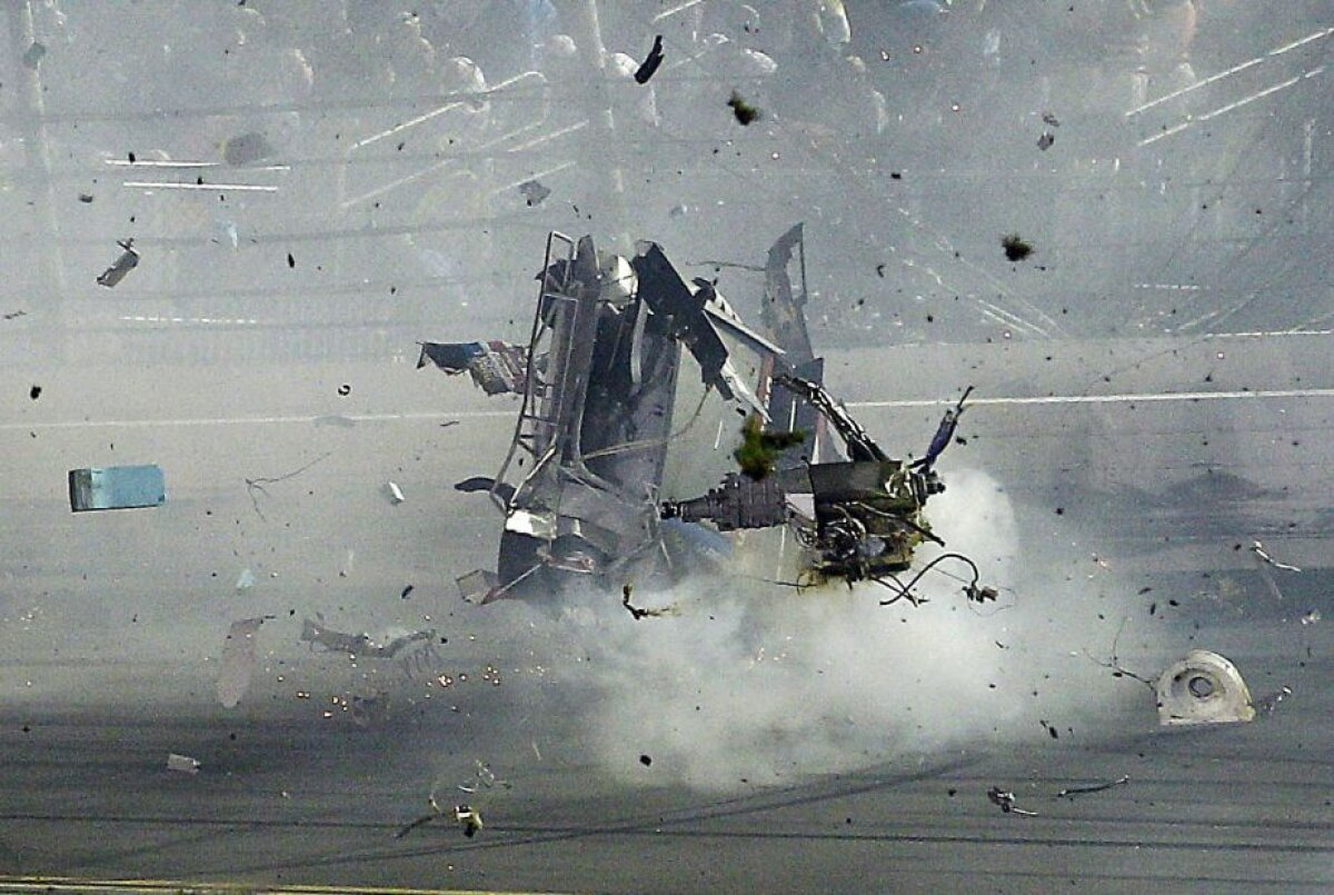 VIDEO și FOTO Momente teribile în Nascar » O maşină a zburat direct în gardul de protecţie