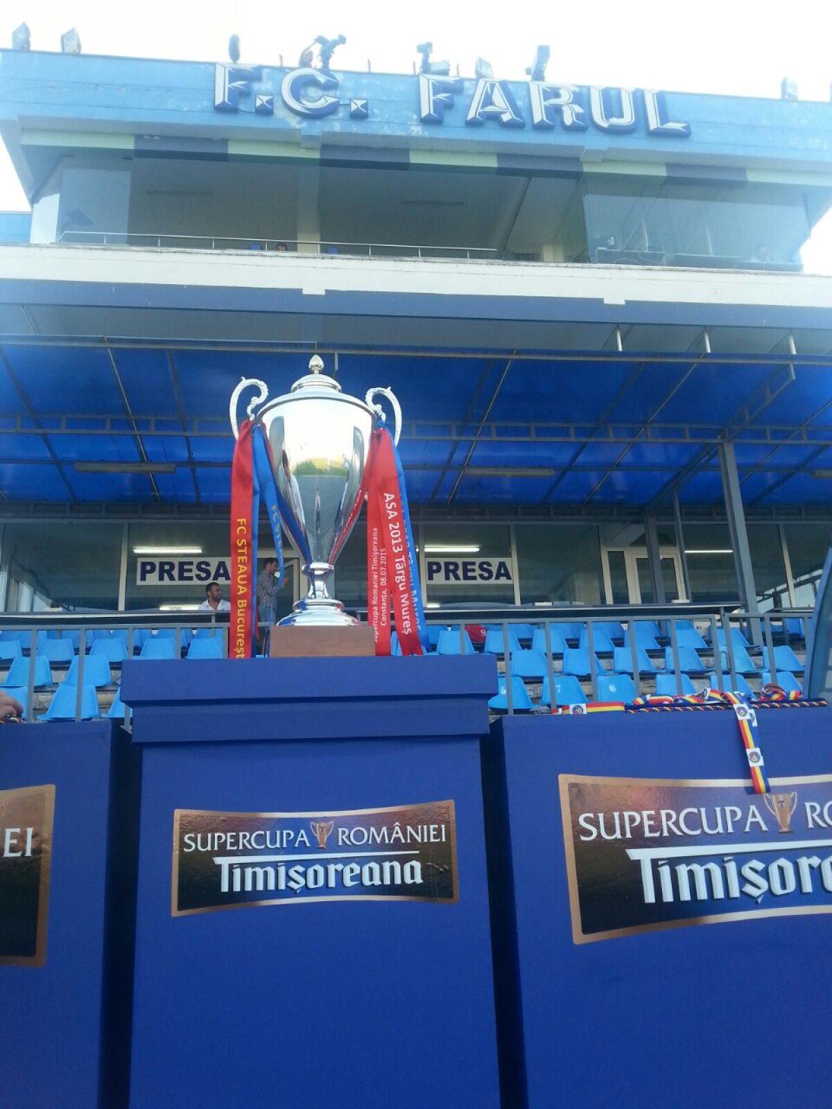 GALERIE FOTO Cum arată trofeul şi medaliile de la Supercupa României de diseară