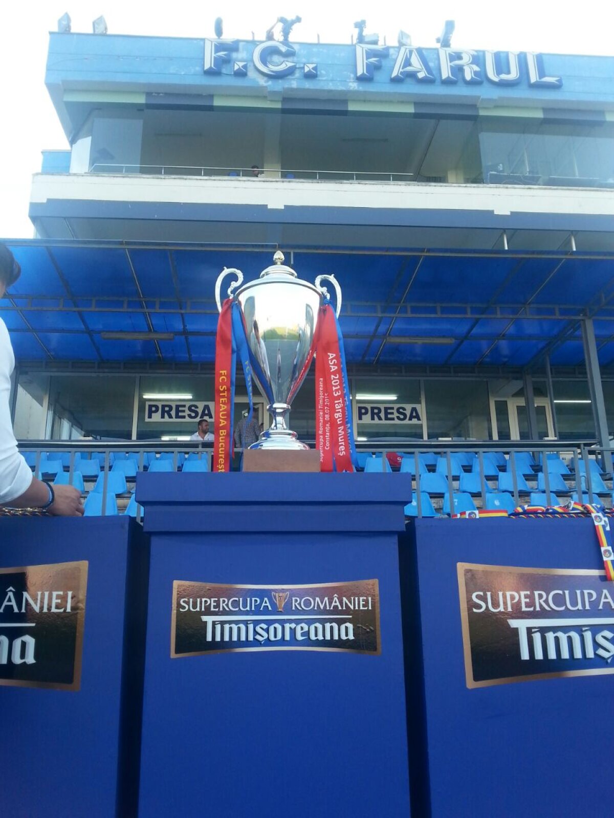 GALERIE FOTO Cum arată trofeul şi medaliile de la Supercupa României de diseară