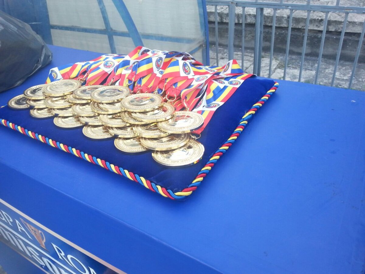 GALERIE FOTO Cum arată trofeul şi medaliile de la Supercupa României de diseară