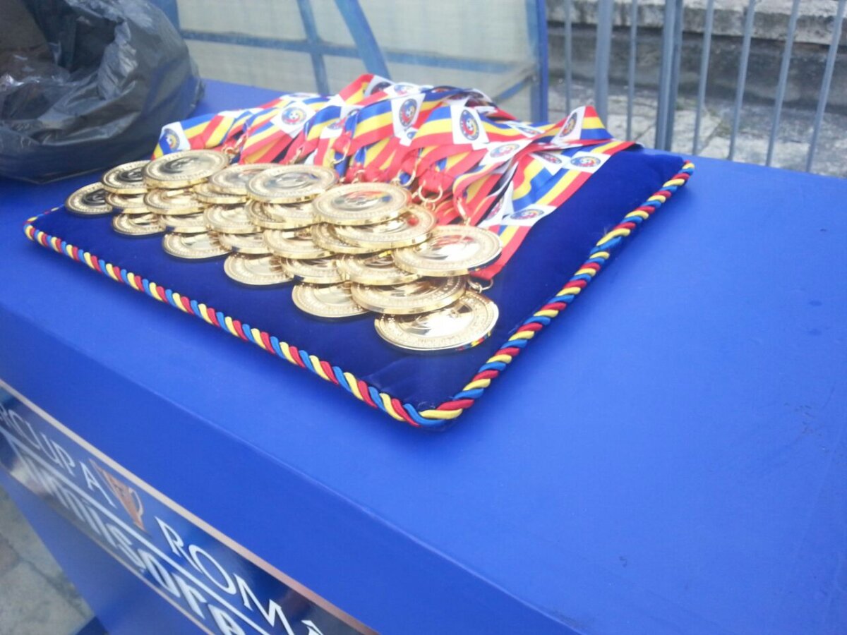 GALERIE FOTO Cum arată trofeul şi medaliile de la Supercupa României de diseară