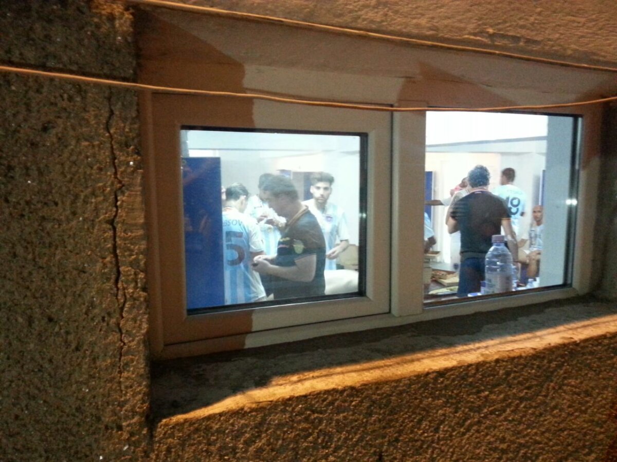 GALERIE FOTO Jucătorii lui ASA au sărbătorit Supercupa cîştigată cu pizza