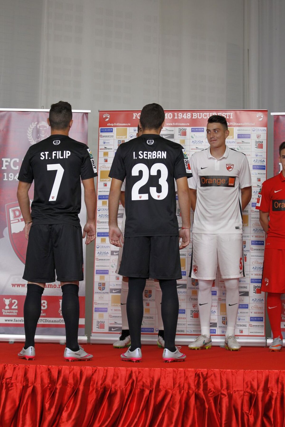 GALERIE FOTO  Dinamo și-a prezentat noile echipamente » Au fost concepute pe modelele promovate de Neymar și Ronaldo