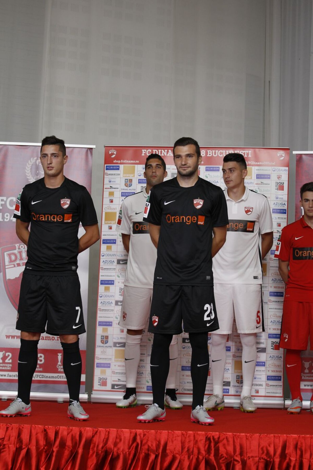 GALERIE FOTO  Dinamo și-a prezentat noile echipamente » Au fost concepute pe modelele promovate de Neymar și Ronaldo