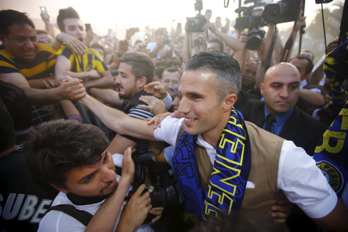 VIDEO+FOTO Haos în Turcia! Van Persie primit ca un rege de fanii lui Fenerbahce