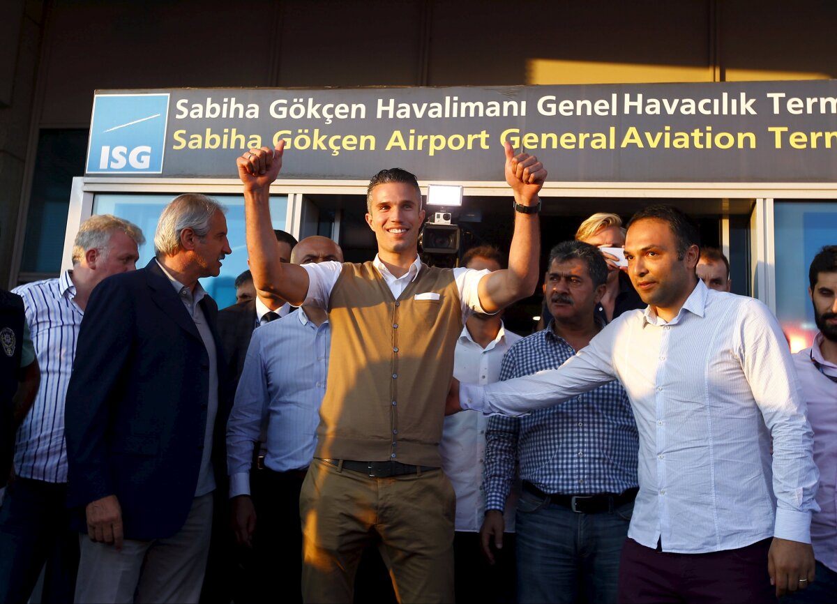 VIDEO+FOTO Haos în Turcia! Van Persie primit ca un rege de fanii lui Fenerbahce