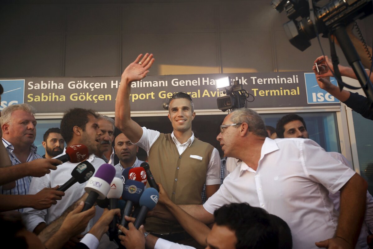 VIDEO+FOTO Haos în Turcia! Van Persie primit ca un rege de fanii lui Fenerbahce