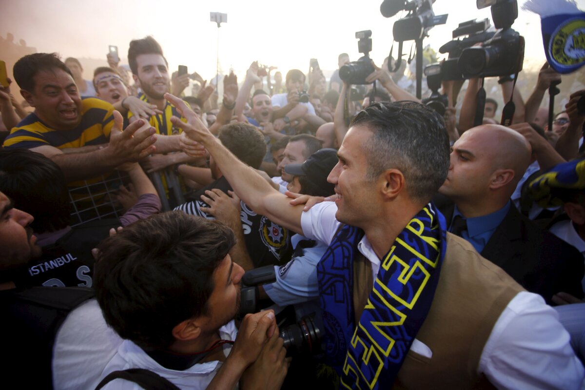 VIDEO+FOTO Haos în Turcia! Van Persie primit ca un rege de fanii lui Fenerbahce